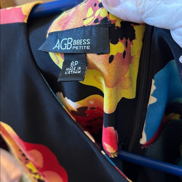 AGB Black Dress with Vibrant Floral Print 6P - Picture 4 of 5